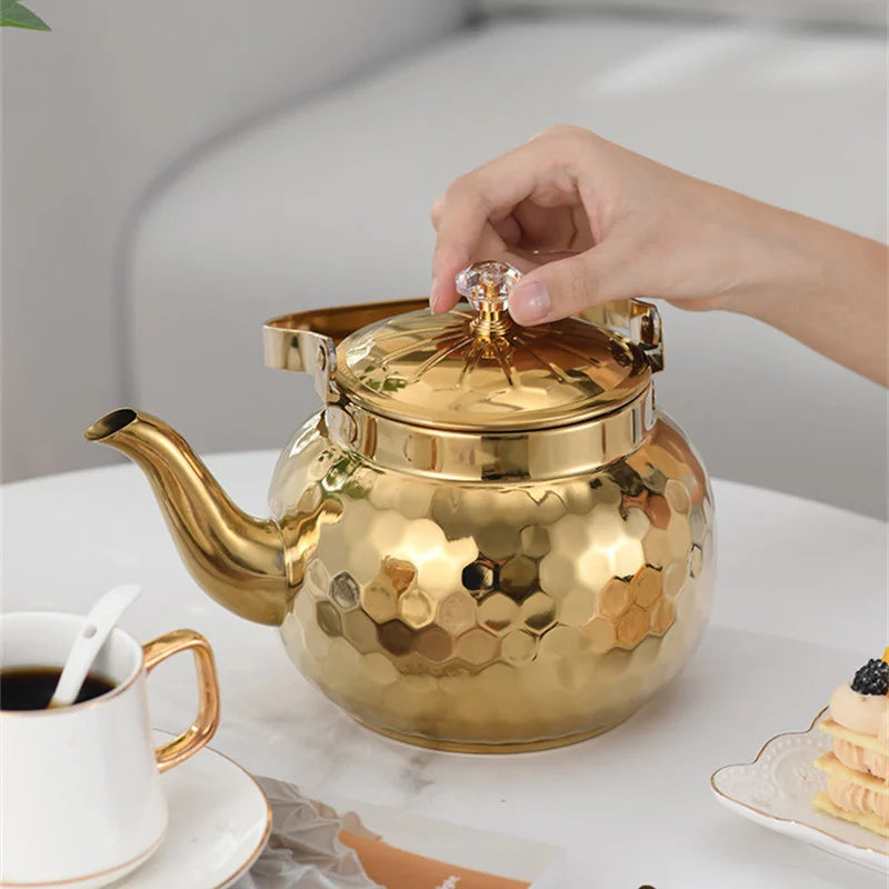 Détail finition martelée brillante théière inox doré