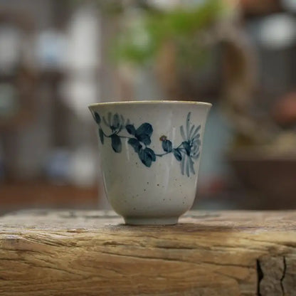 Tasse à thé en céramique au motif bleu d'orchidée