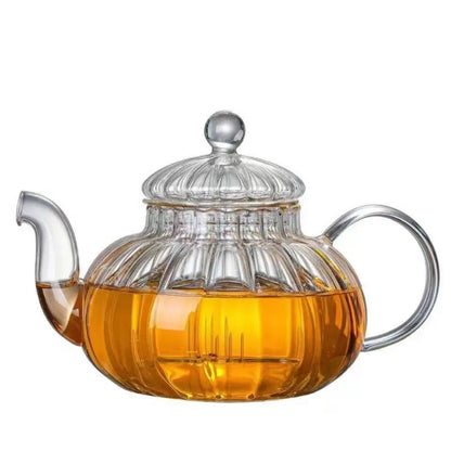 Théière en verre transparent avec infusion de thé en vrac