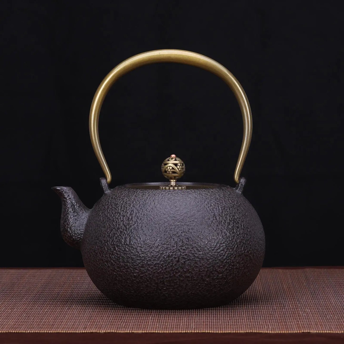 Théière japonaise en fonte martelée avec anse dorée