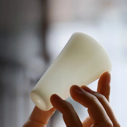 Tasse à thé en porcelaine inclinée à contre-jour, laissant voir sa finesse