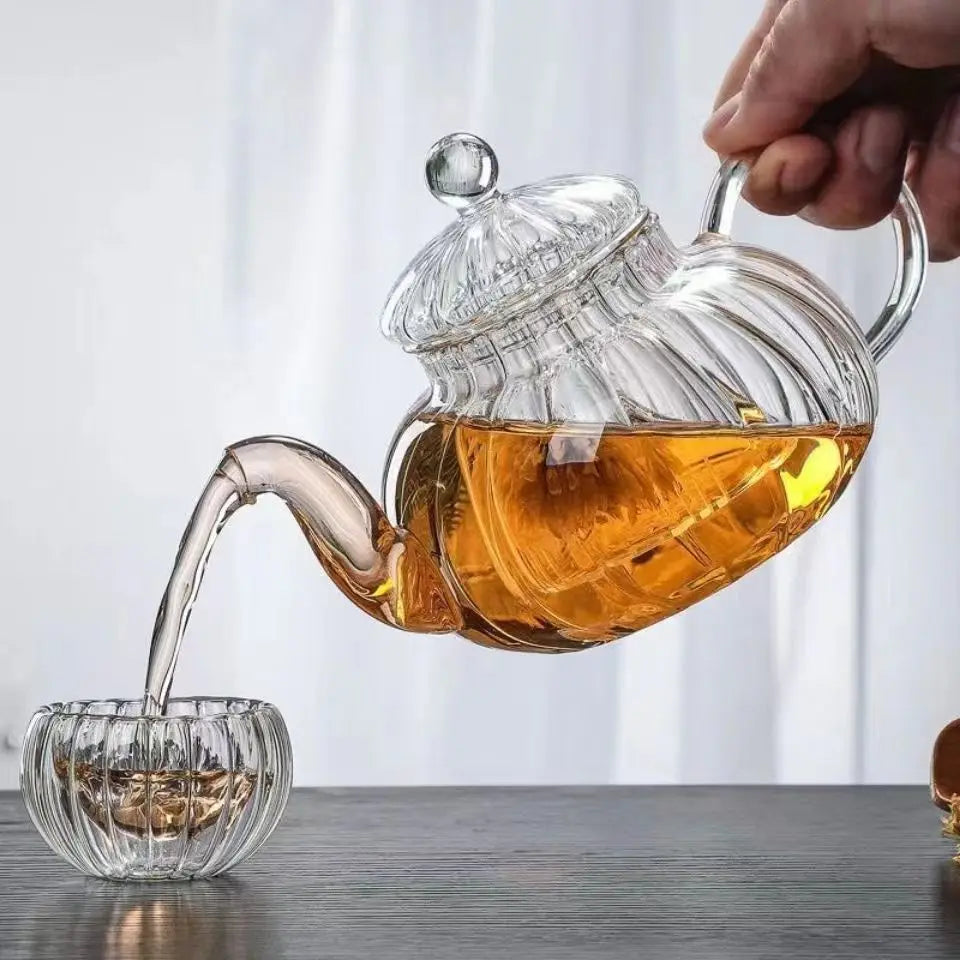 Théière en verre cannelé transparente vue de face