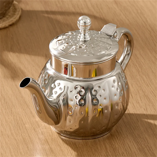 Théière en inox martelé vue de face fond blanc