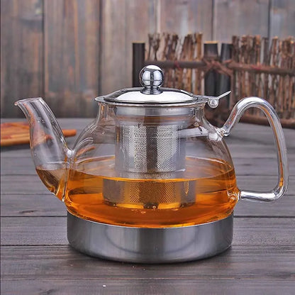 Théière en verre borosilicate remplie de thé infusé