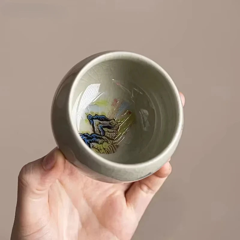 Intérieur de la tasse à thé montrant le motif de montagne peint au fond