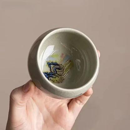 Intérieur de la tasse à thé montrant le motif de montagne peint au fond