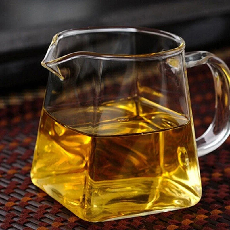 Détail du filtre inox amovible de la théière en verre