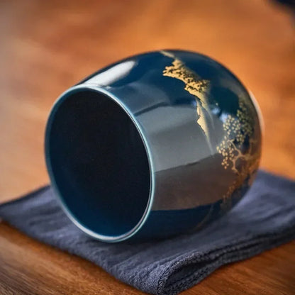 Tasse à thé inclinée laissant voir son intérieur émaillé noir