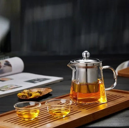 Théière en verre carrée vue de côté avec panier infuseur