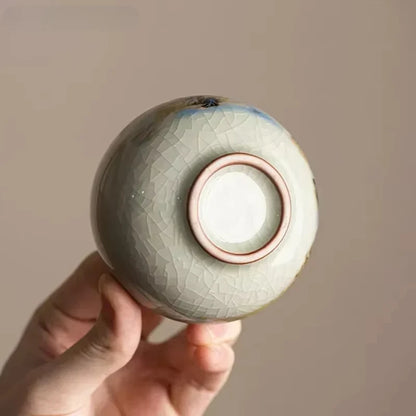 Dessous de la tasse à thé et réseau de craquelures de sa glaçure