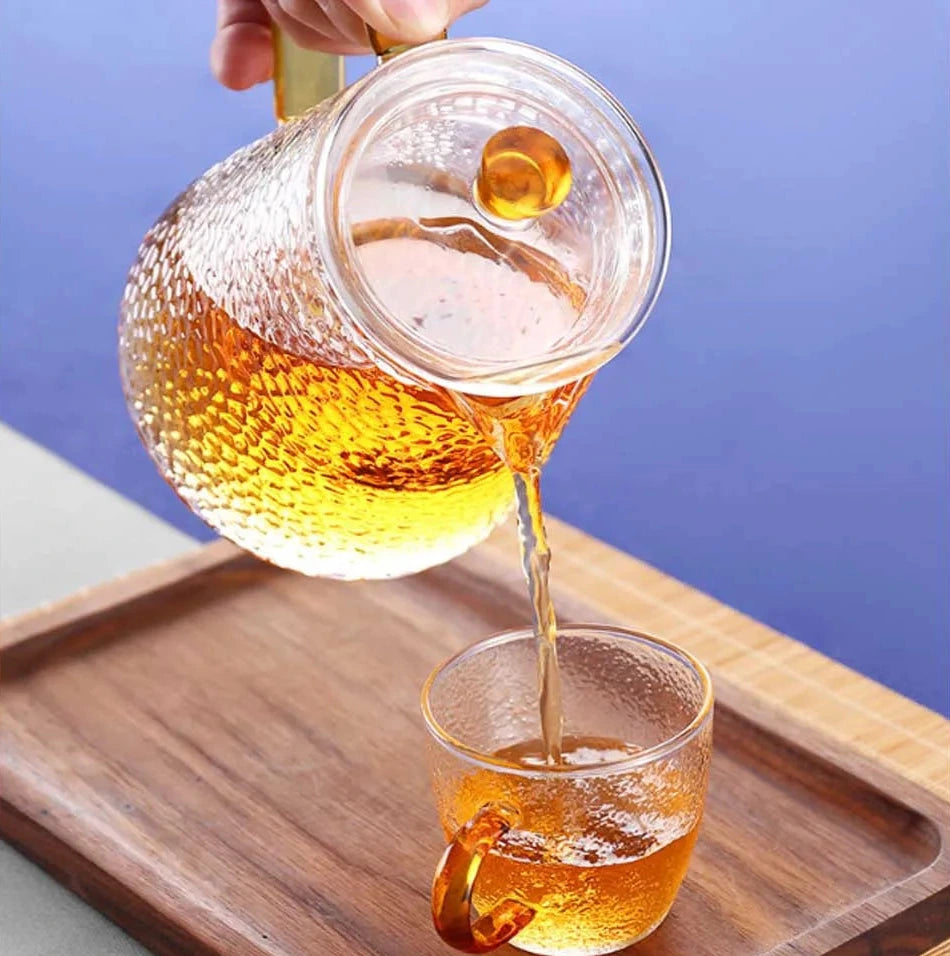 Détail texture martelée théière en verre transparent