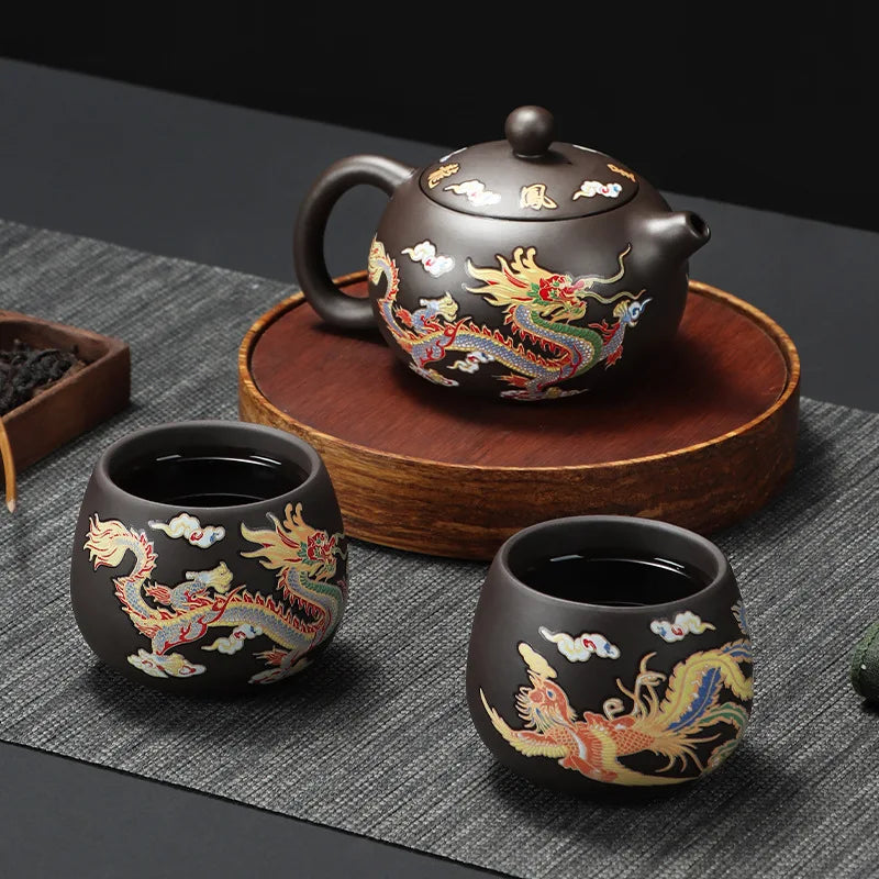 Tasse argile Zisha 135ml décor phénix chinois gros plan