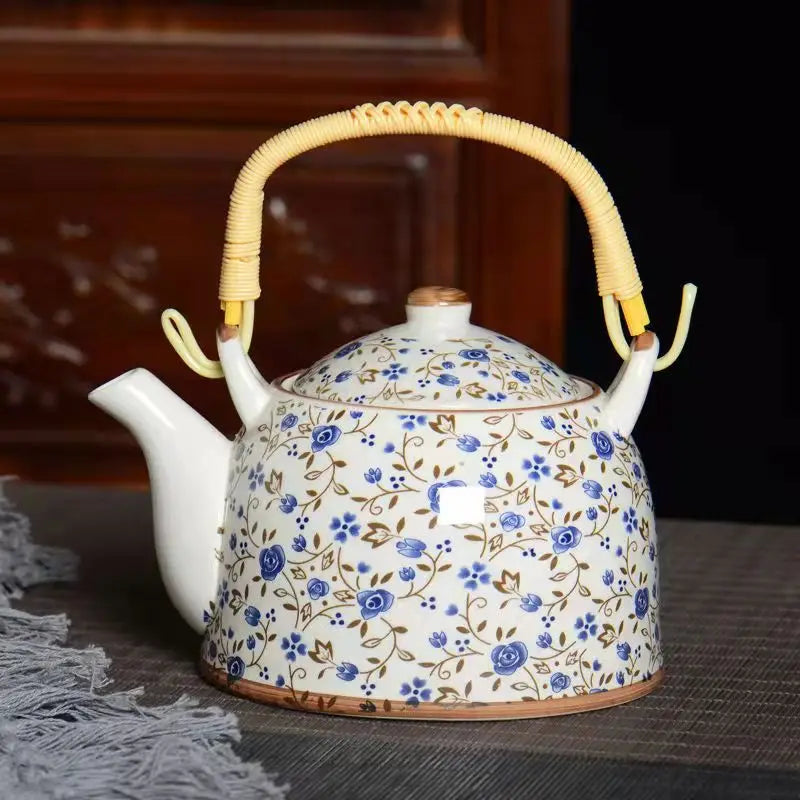 Théière porcelaine motifs floraux coloris pastel vue de face
