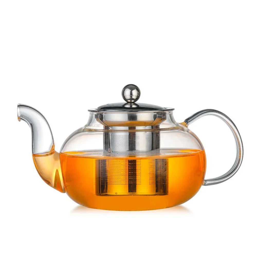 Théière en verre borosilicate avec infuseur inox posée sur une table