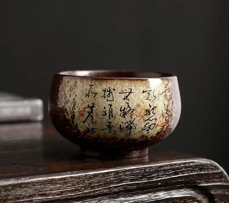 Grande tasse à thé en poterie de minerai brut à décor calligraphié