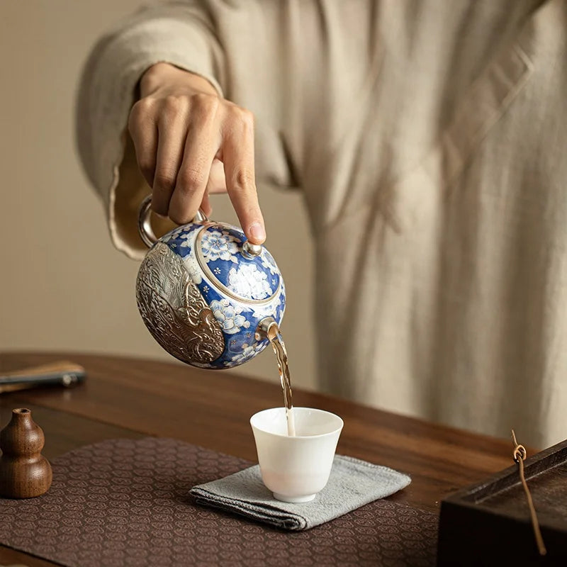 Théière en porcelaine fine posée sur une table