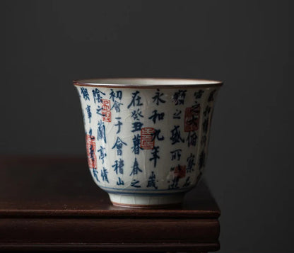 Tasse à thé au décor de calligraphie bleue et sceaux rouges