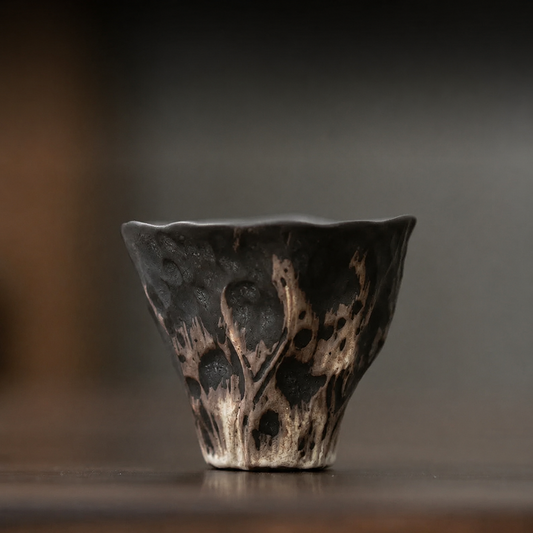 Tasse à thé en poterie brute à bord irrégulier, esthétique wabi-sabi