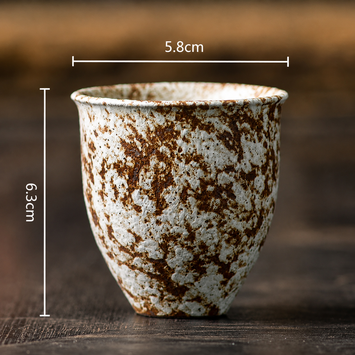 Schéma des dimensions de la tasse coloris blanc moucheté : 5,8 cm sur 6,3 cm