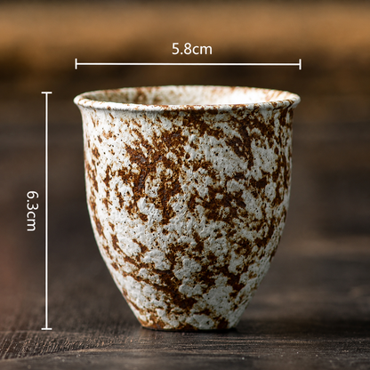 Schéma des dimensions de la tasse coloris blanc moucheté : 5,8 cm sur 6,3 cm