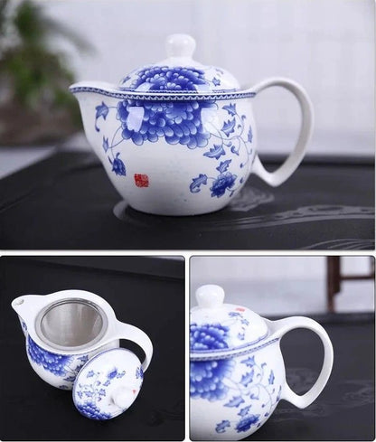 Théière porcelaine fine motif pivoines bleues fond blanc