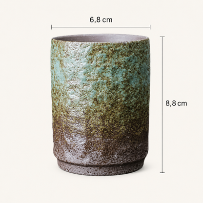 Schéma des dimensions de la tasse en grès : 6,8 cm de large sur 8,8 cm de haut