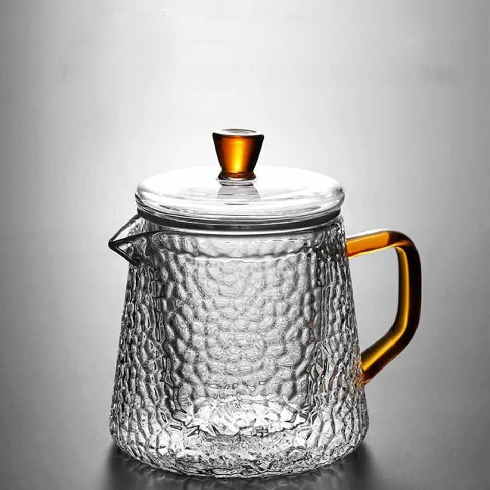 Théière en verre martelé vue entière sur table
