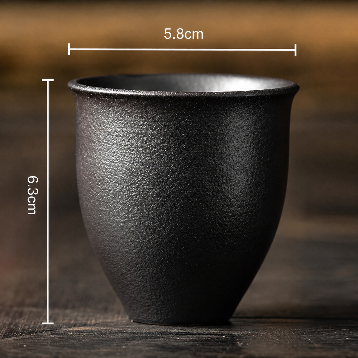 Schéma des dimensions de la tasse coloris noir : 5,8 cm sur 6,3 cm