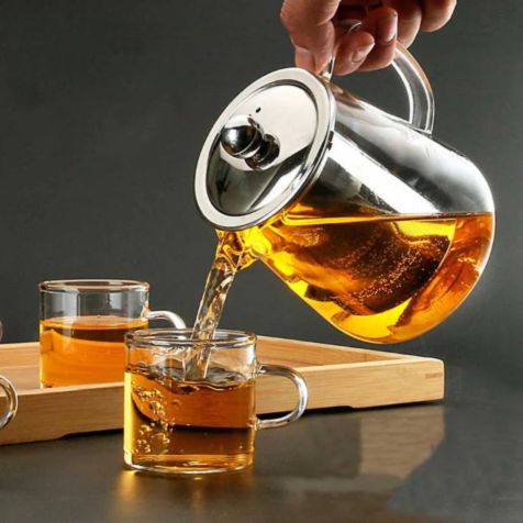Théière en verre posée sur plateau de service