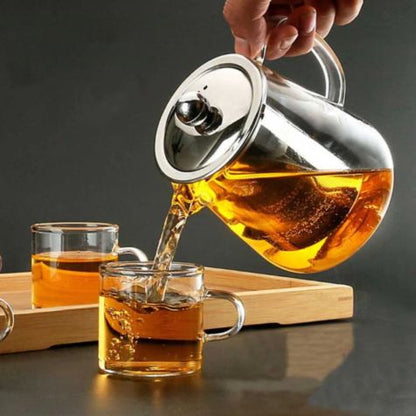 Théière en verre posée sur plateau de service