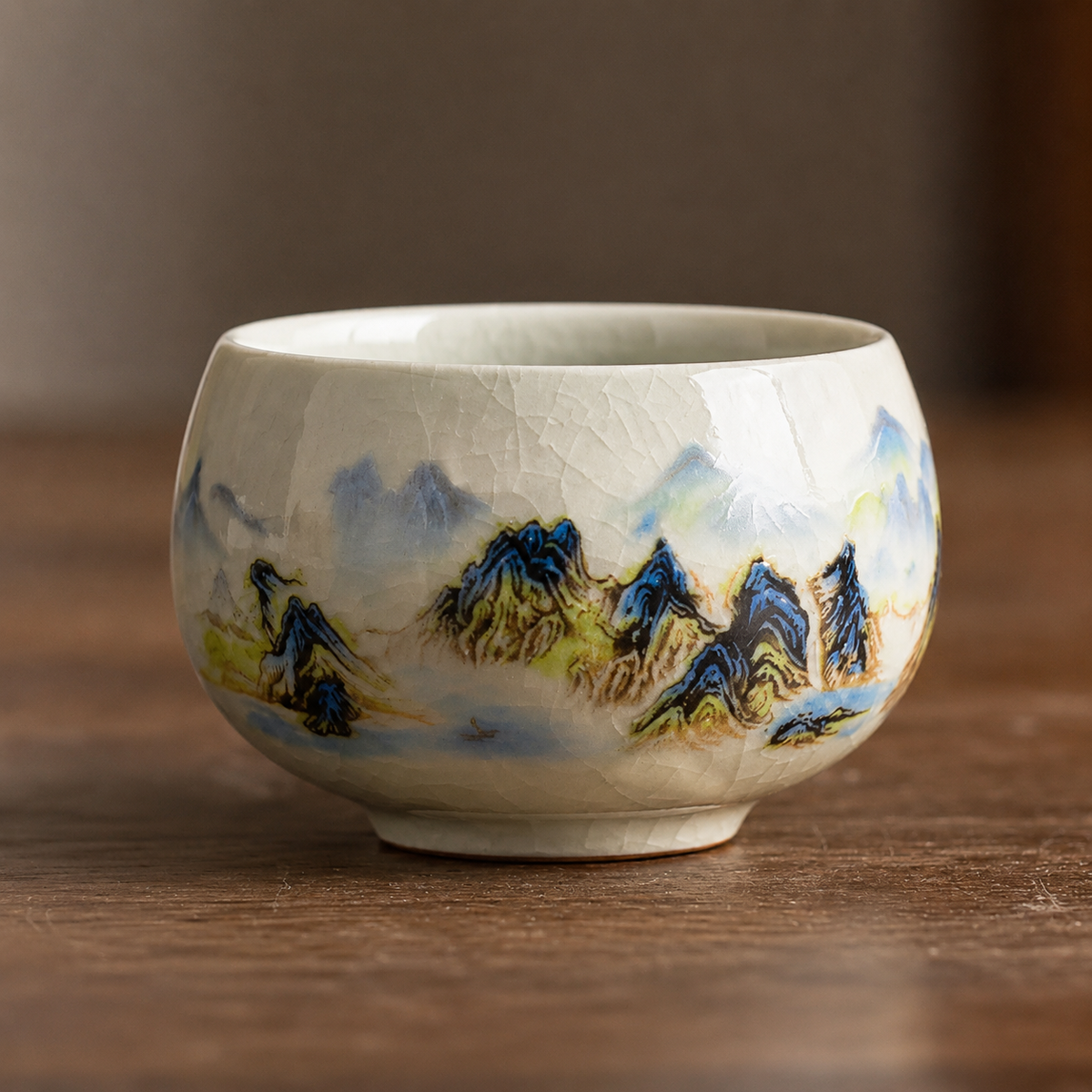 Tasse à thé en céramique à glaçure craquelée et décor de montagnes bleues