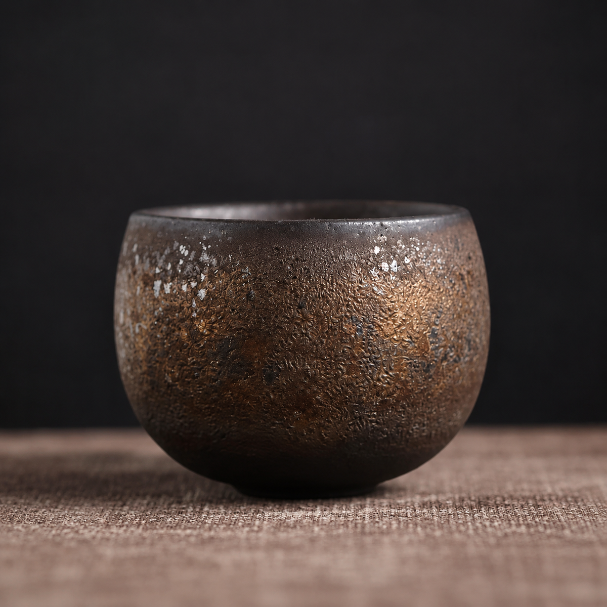 Tasse à thé en grès coloris brun doré aux reflets cuivrés