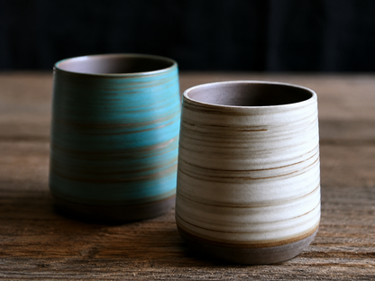Les deux coloris de tasses à thé en grès présentés côte à côte