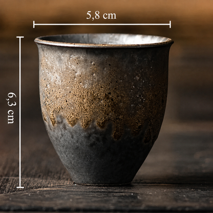 Schéma des dimensions de la tasse coloris rouille : 5,8 cm sur 6,3 cm