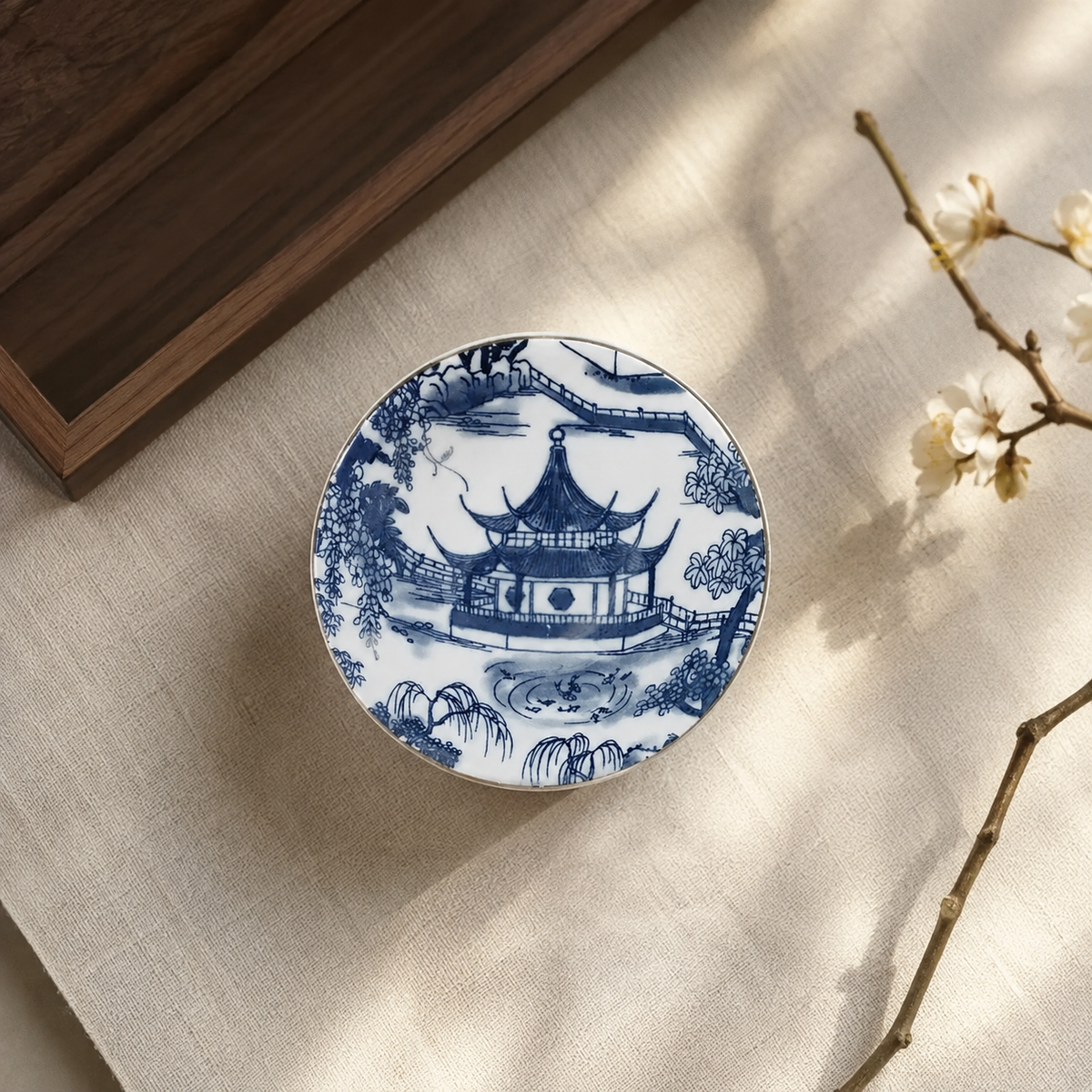 Tasse à thé en porcelaine bleu et blanc vue de dessus, décor de pavillon chinois