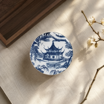 Tasse à thé en porcelaine bleu et blanc vue de dessus, décor de pavillon chinois