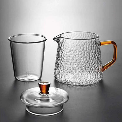 Théière verre martelé poignée ambrée plan rapproché