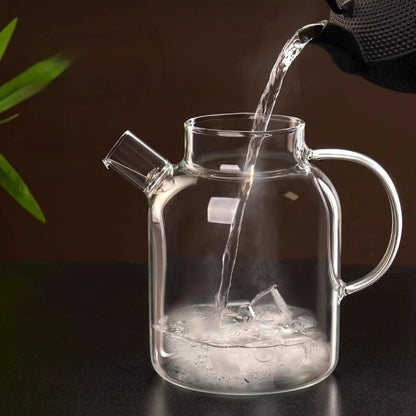 Théière en verre vide vue de face fond blanc